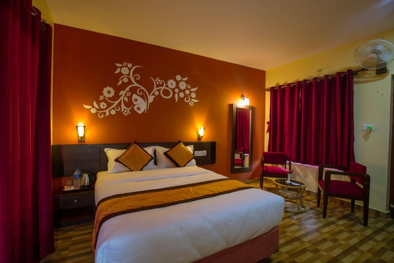 Vision Safari Pvt Ltd Hotel Sauraha Buitenkant foto
