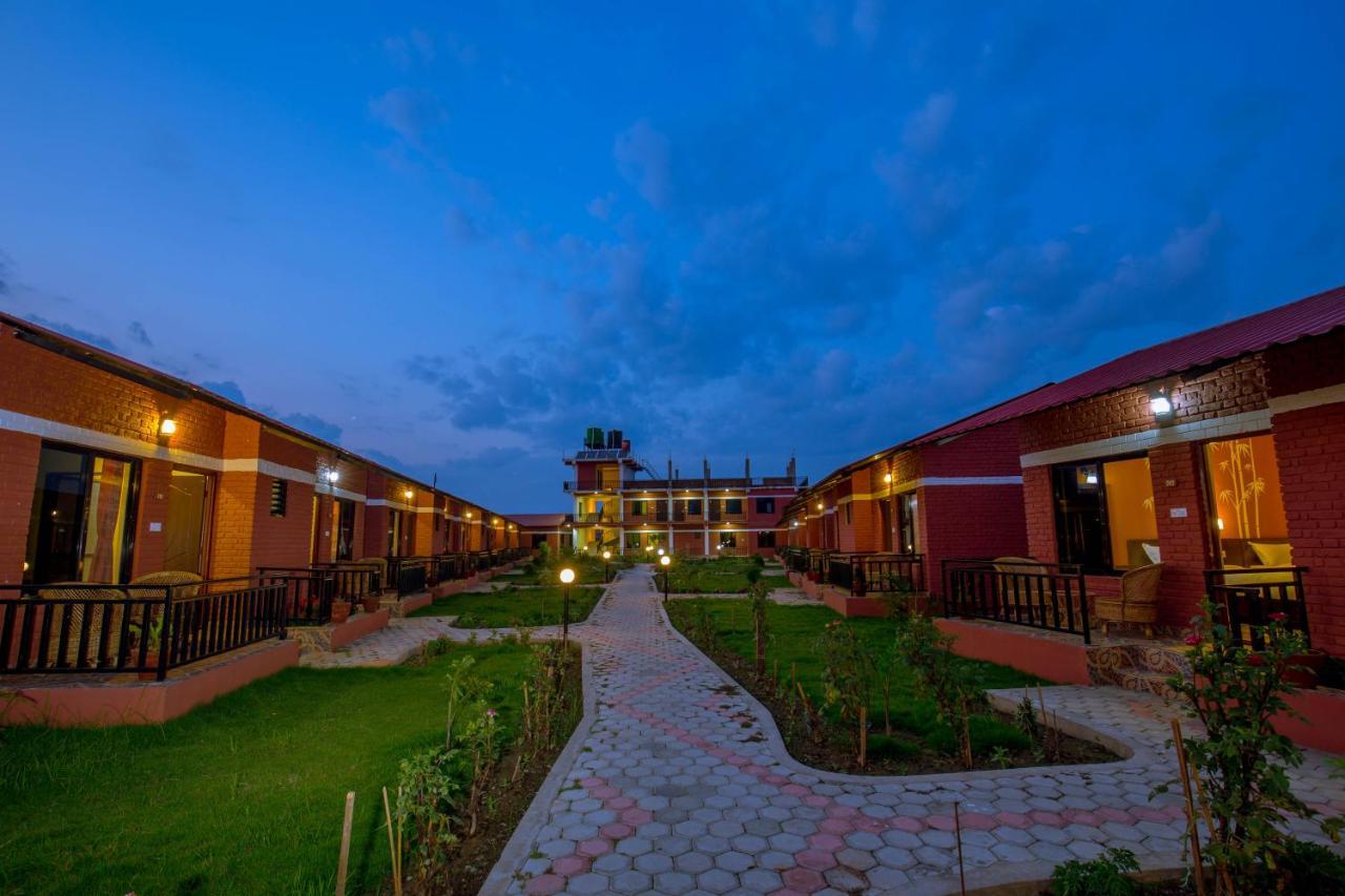 Vision Safari Pvt Ltd Hotel Sauraha Buitenkant foto
