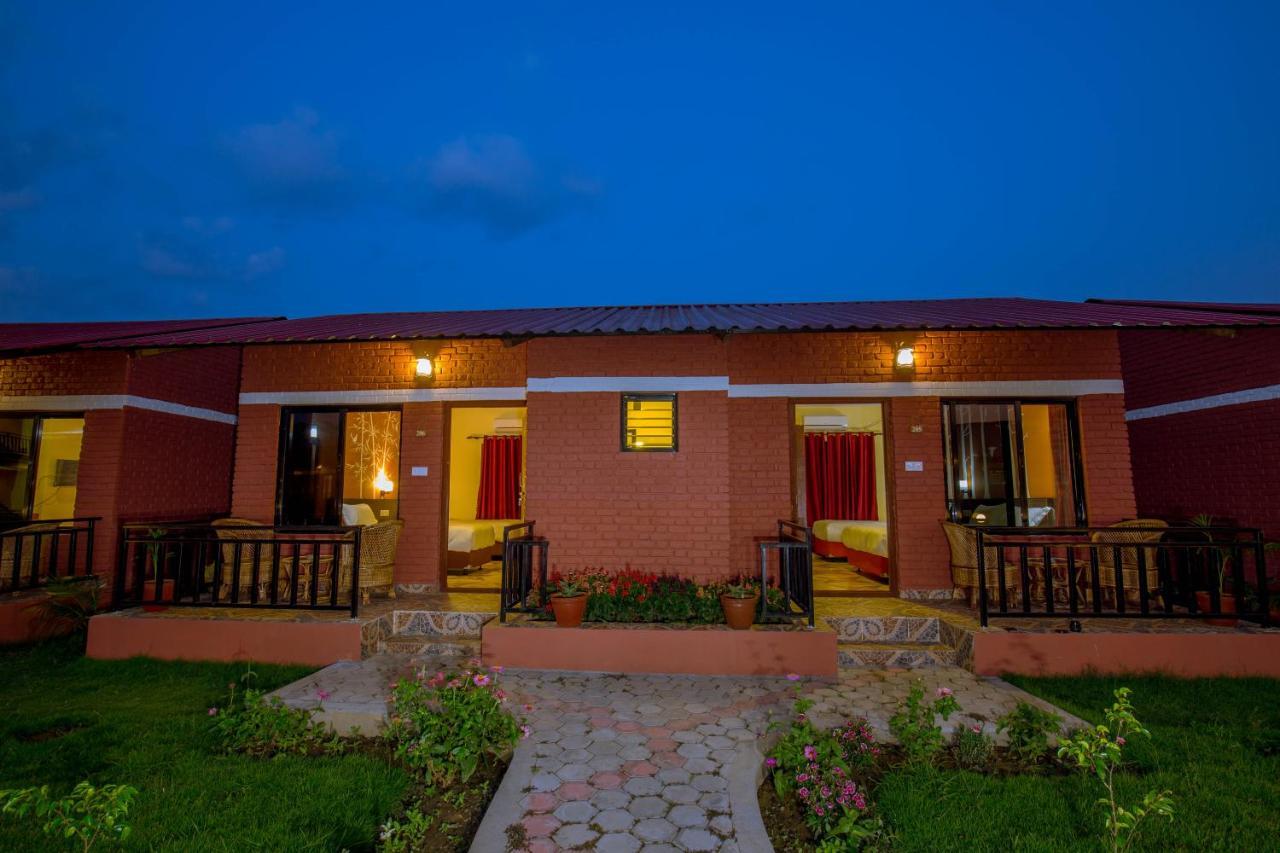Vision Safari Pvt Ltd Hotel Sauraha Buitenkant foto
