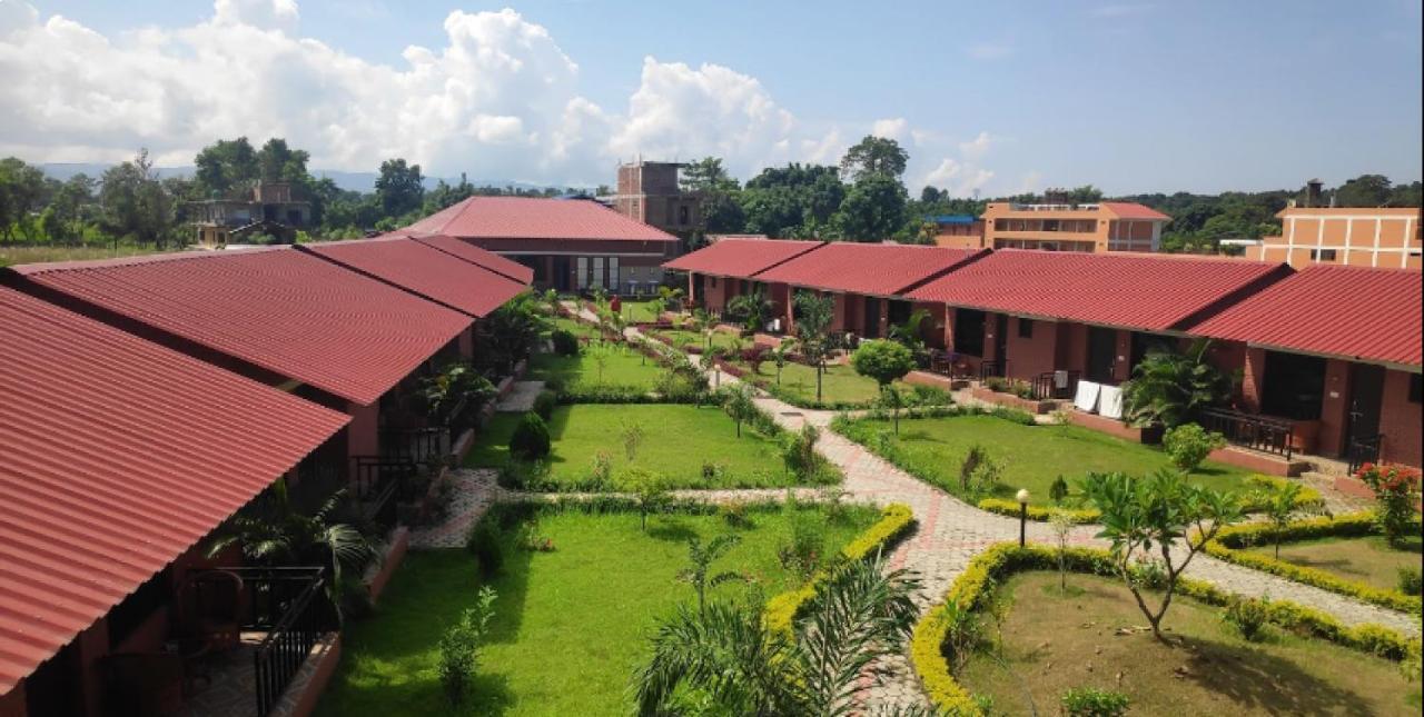 Vision Safari Pvt Ltd Hotel Sauraha Buitenkant foto