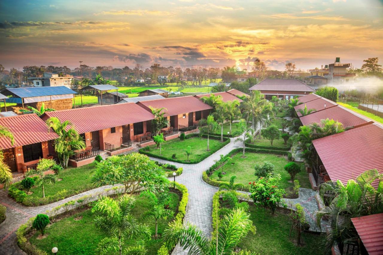 Vision Safari Pvt Ltd Hotel Sauraha Buitenkant foto