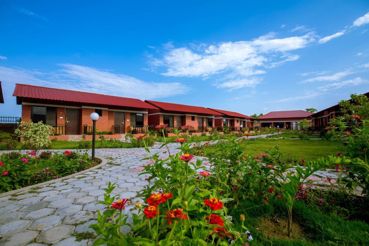 Vision Safari Pvt Ltd Hotel Sauraha Buitenkant foto