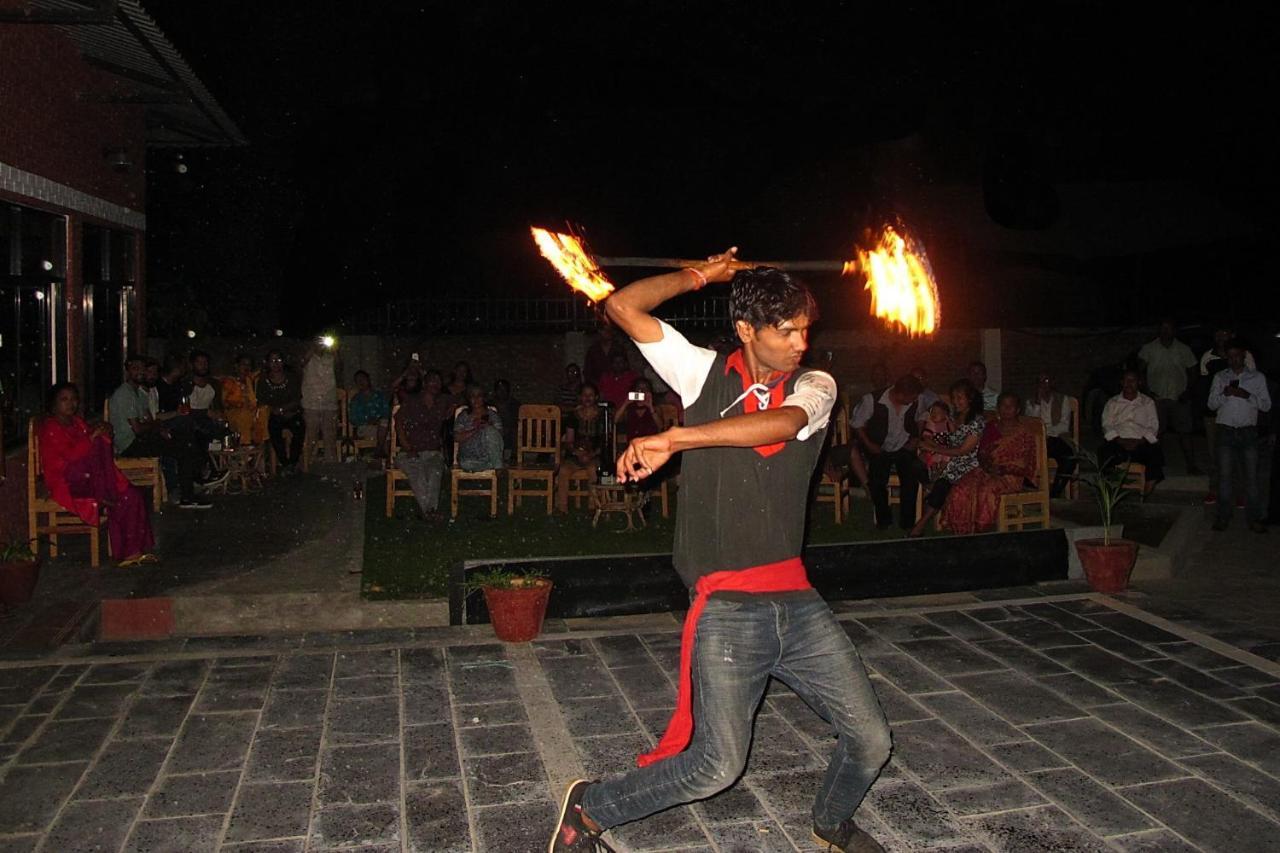 Vision Safari Pvt Ltd Hotel Sauraha Buitenkant foto