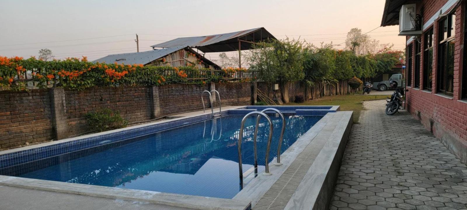 Vision Safari Pvt Ltd Hotel Sauraha Buitenkant foto