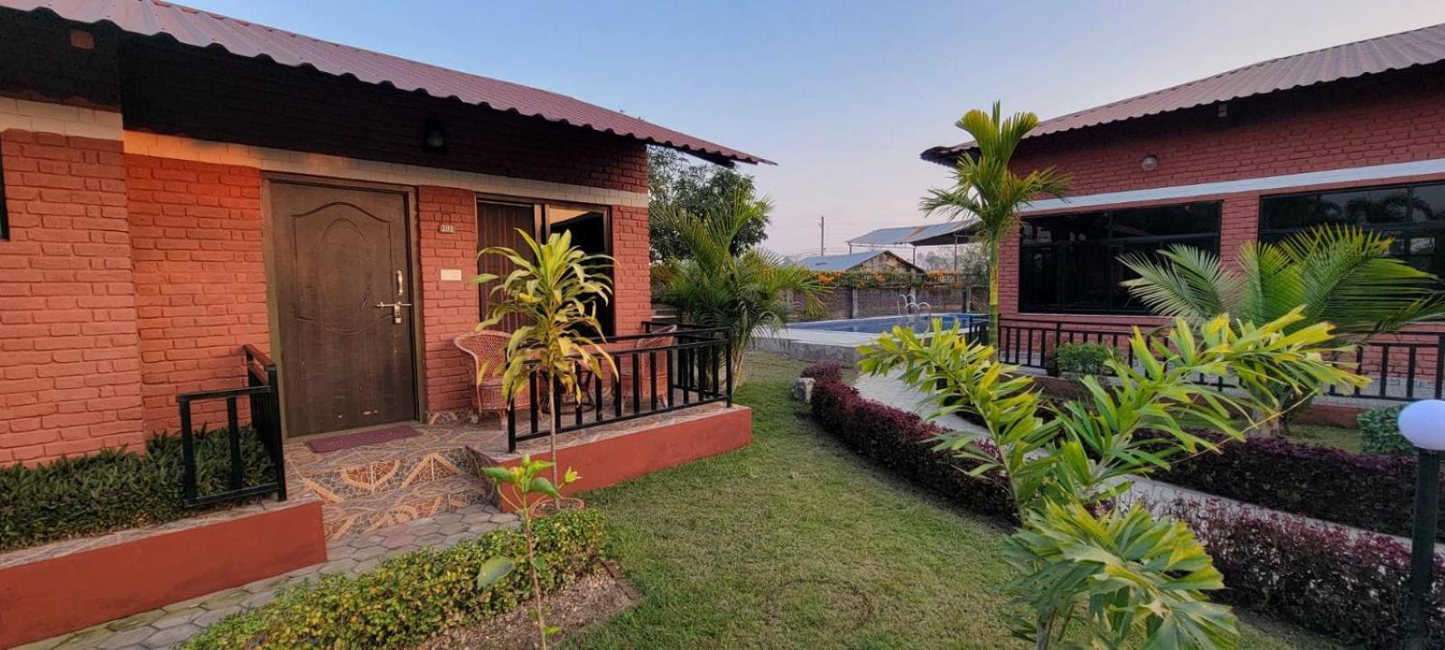 Vision Safari Pvt Ltd Hotel Sauraha Buitenkant foto