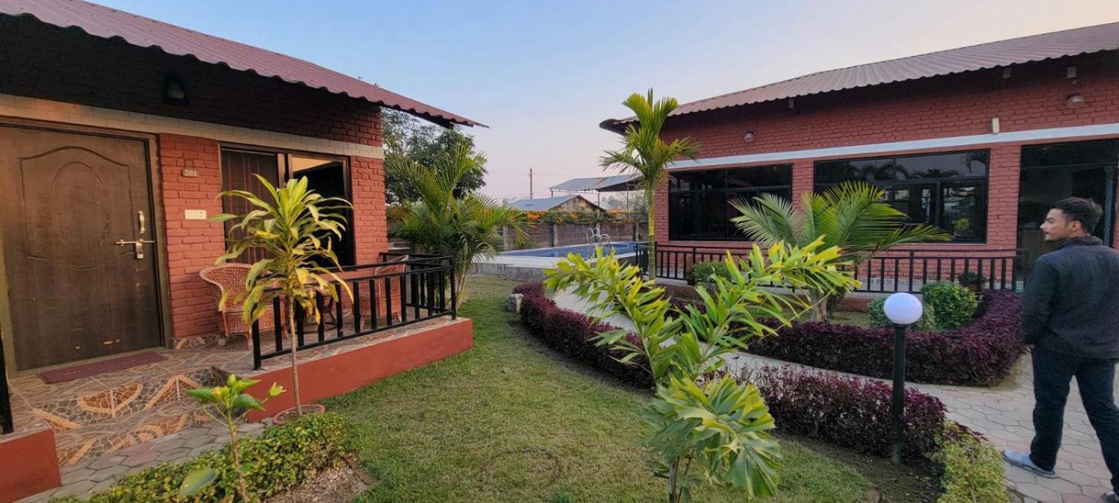 Vision Safari Pvt Ltd Hotel Sauraha Buitenkant foto
