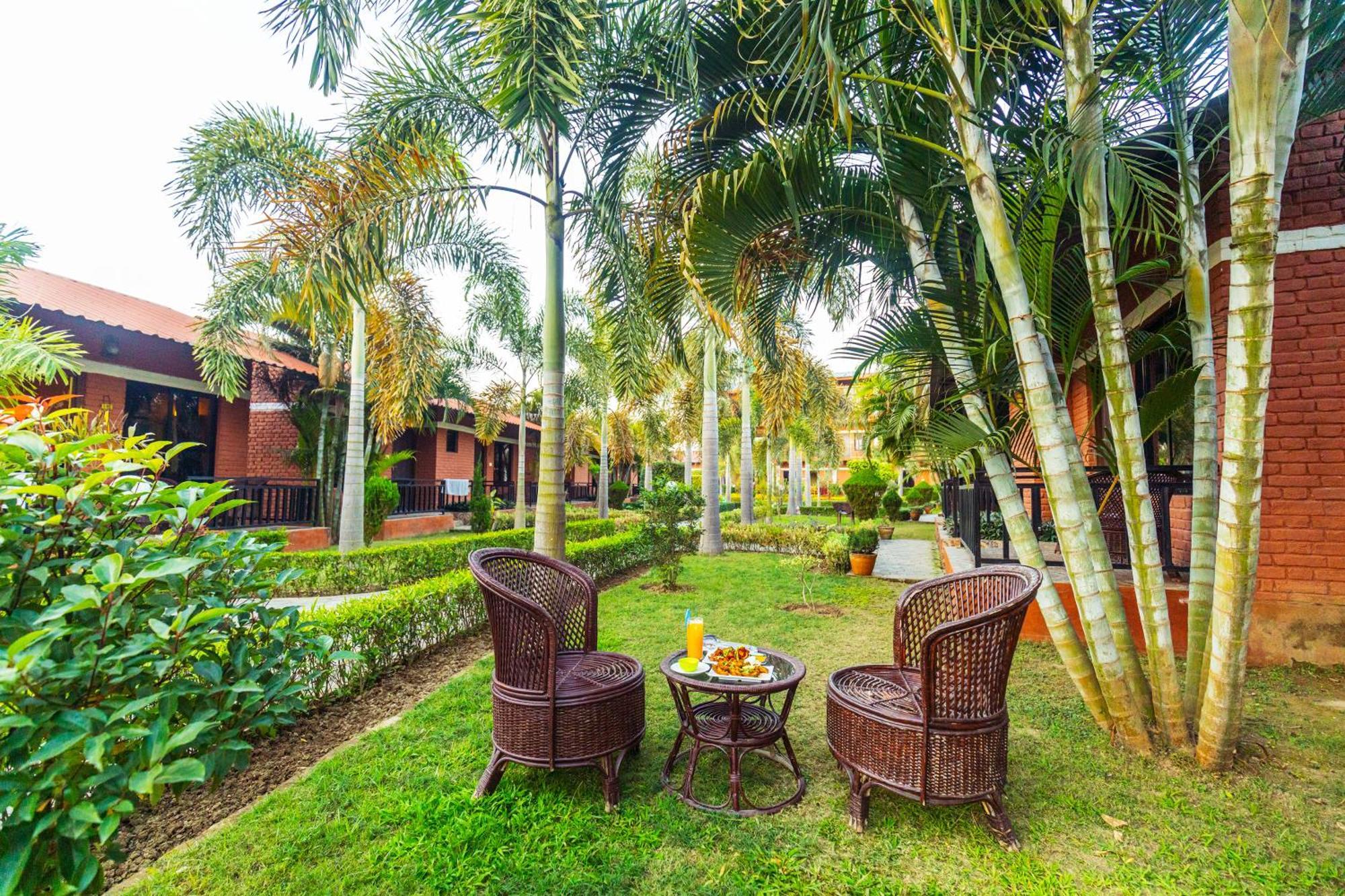 Vision Safari Pvt Ltd Hotel Sauraha Buitenkant foto