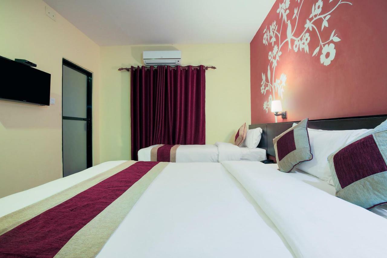 Vision Safari Pvt Ltd Hotel Sauraha Buitenkant foto