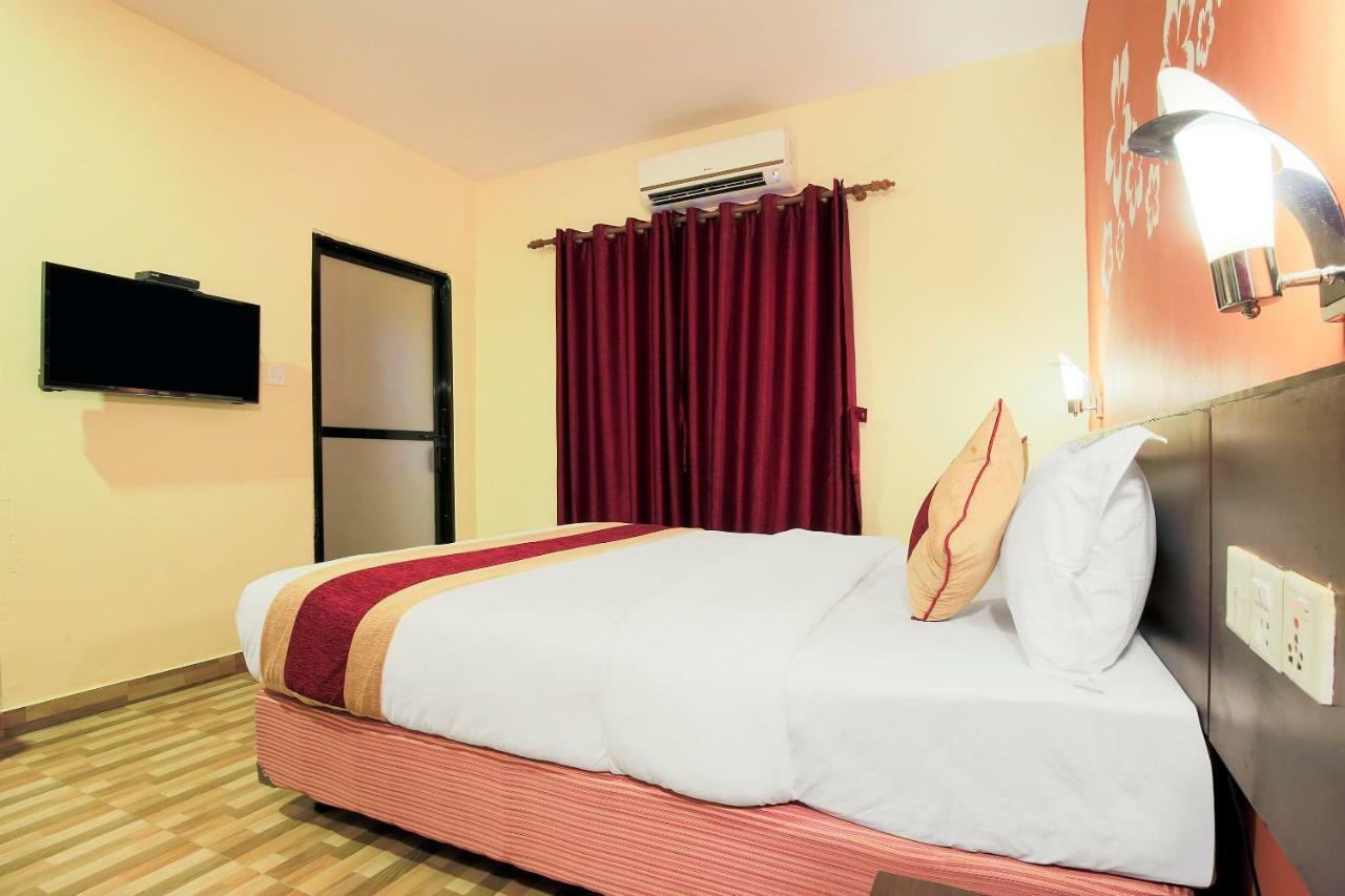 Vision Safari Pvt Ltd Hotel Sauraha Buitenkant foto