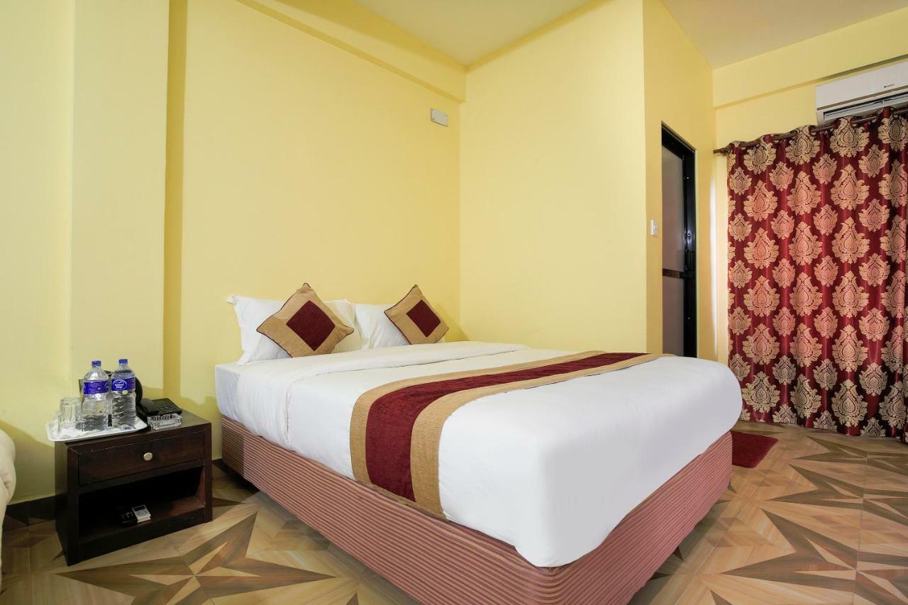 Vision Safari Pvt Ltd Hotel Sauraha Buitenkant foto