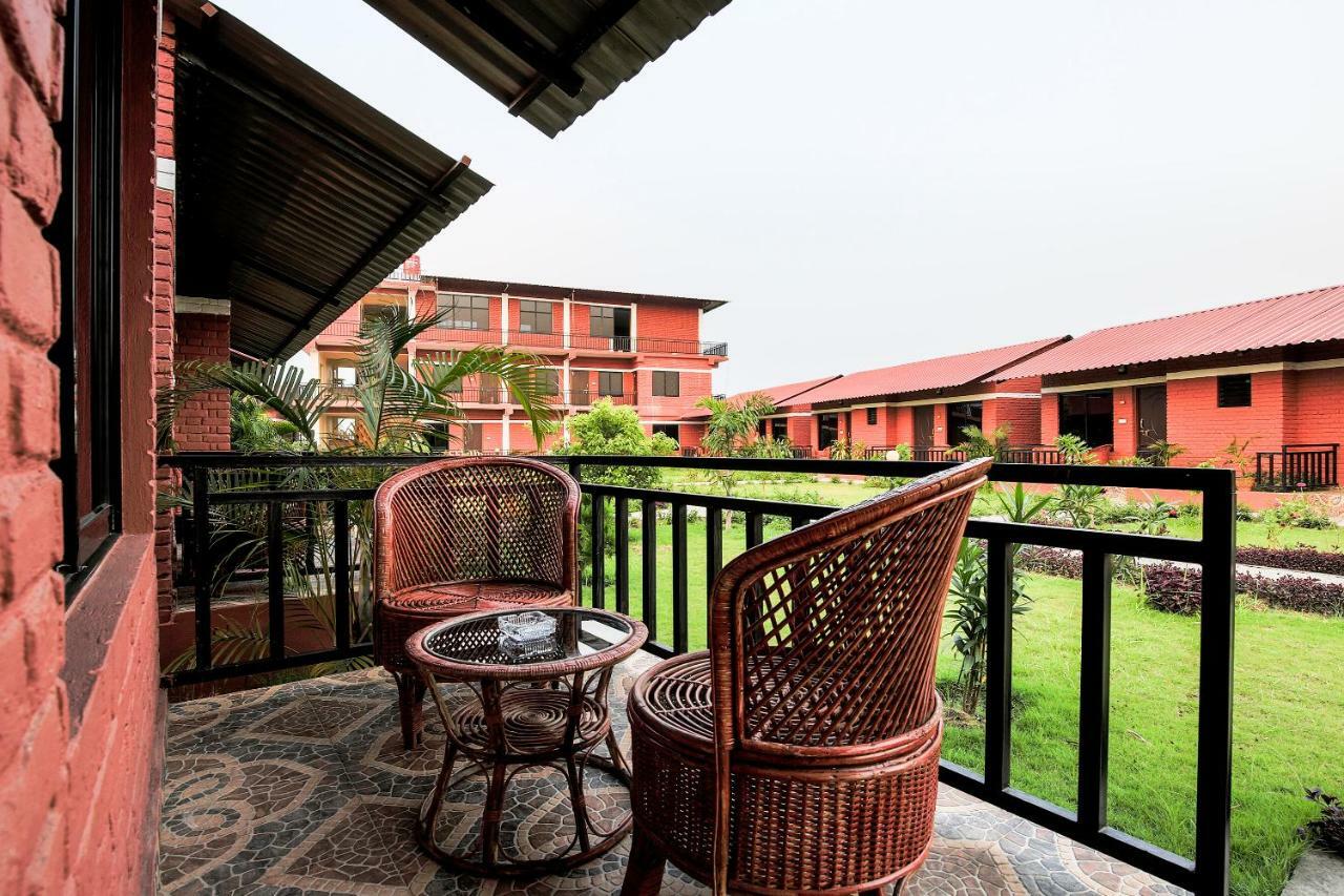 Vision Safari Pvt Ltd Hotel Sauraha Buitenkant foto