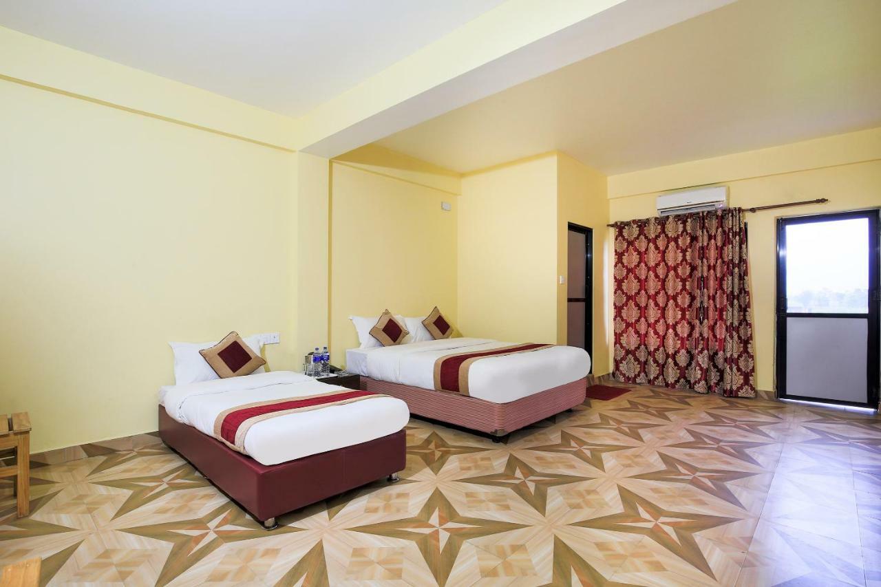 Vision Safari Pvt Ltd Hotel Sauraha Buitenkant foto