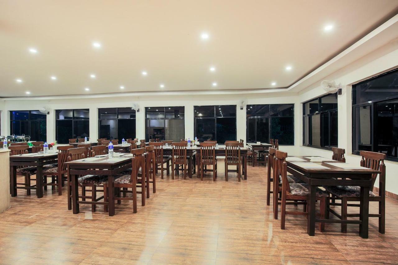 Vision Safari Pvt Ltd Hotel Sauraha Buitenkant foto